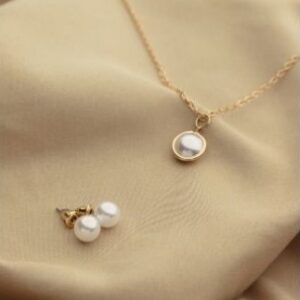 Gouden set met witte parel